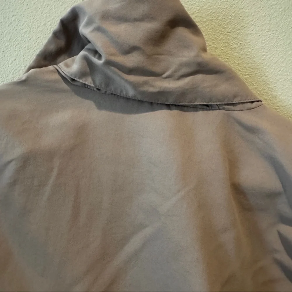 VUORI Lightweight Jacket Military In Dogwood Medium w/flaw - Picture 9 of 12